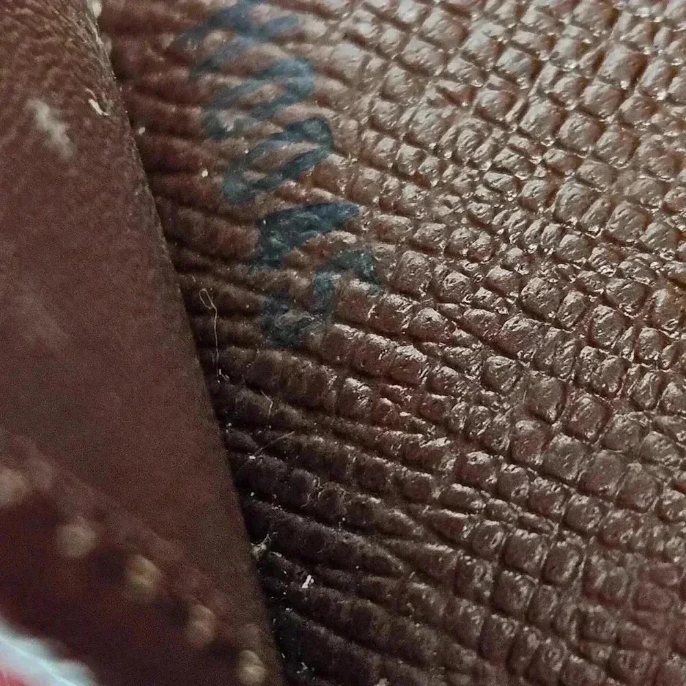 LV Mono Multi-cles Wallet - Picture 3 of 12